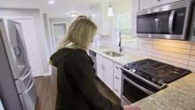 House Hunters S177E03 Starter Home Phobia WEB x264-CAFFEiNE [eztv]