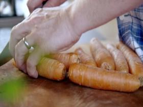 Jamies 30 Minute Meals S01E11 Chicken Pie 480p x264-mSD [eztv]