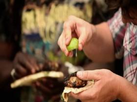 Jamies Summer Food Rave Up S01E01 Festival 480p x264-mSD [eztv]