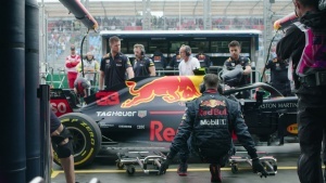 Formula 1 Drive To Survive (2019) Season 1 S01 (2160p50 HEVC NF WEB-DL EAC3 5 1 x265 10bit-deef)