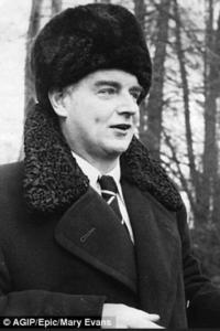 BBC WS Production Alan Bennet s An Englishman Abroad