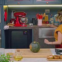 Sandy plus Chef S01E01 WEB x264 PHOENiX